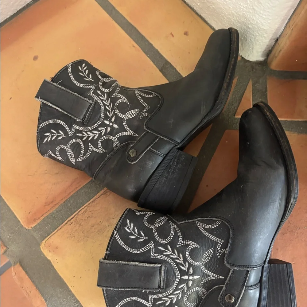 Sterling River Black Genuine Leather Western Ankle Boots with White Embroidery 8 - Picture 4 of 6